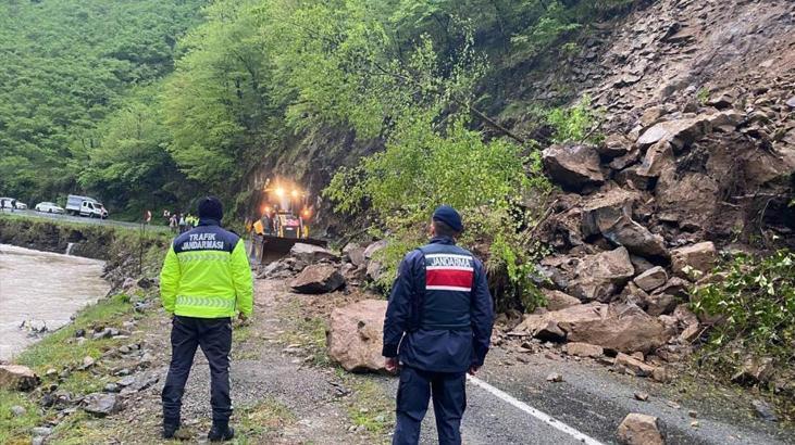 giresun bulancakta heyelan oldu ve yol kapandi