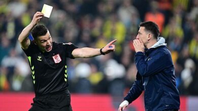 hakemlerden mert hakan yandasa kirmizi kart karsiligi rakiplere sarildin GAHhKSJq