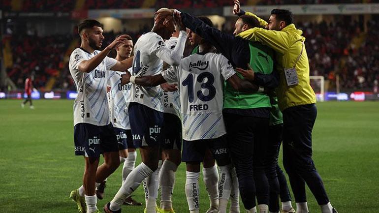 Halil Özer'den şampiyonluk yarışı için çarpıcı yorum! 'Fenerbahçe ligi daha bitirtmemeye kararlı' 3 halil ozerden sampiyonluk yarisi icin carpici yorum fenerbahce ligi daha bitirtmemeye kararli 1 BHSDaZvr