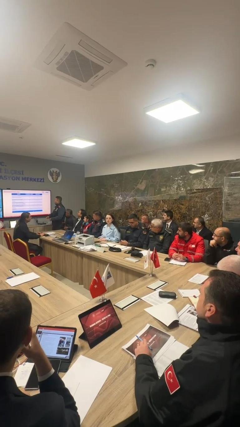 İstanbul Valisi Davut Gül, sarsıntının akabinde 5 ilçede inceleme yaptı 2 istanbul valisi davut gul sarsintinin akabinde 5 ilcede inceleme yapti 0 d7ZKANNG