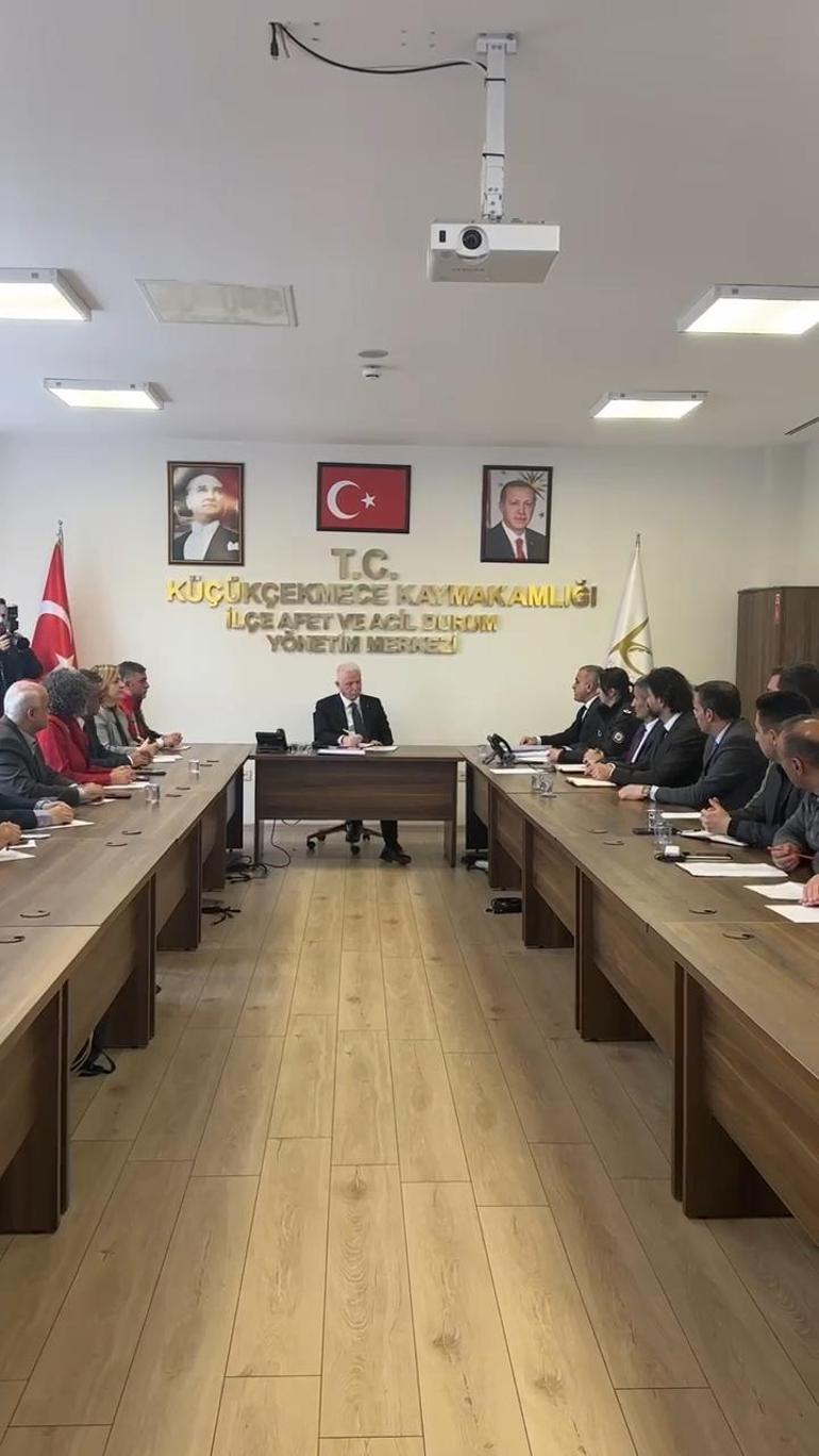 İstanbul Valisi Davut Gül, sarsıntının akabinde 5 ilçede inceleme yaptı 3 istanbul valisi davut gul sarsintinin akabinde 5 ilcede inceleme yapti 1 1SJU1gcJ
