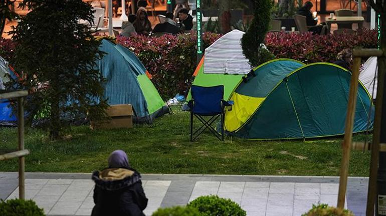 İstanbul'da zelzele korkusu yaşayan kimi vatandaşlar geceyi dışarıda geçirdi 2 istanbulda zelzele korkusu yasayan kimi vatandaslar geceyi disarida gecirdi 0 ZcVK5SO4