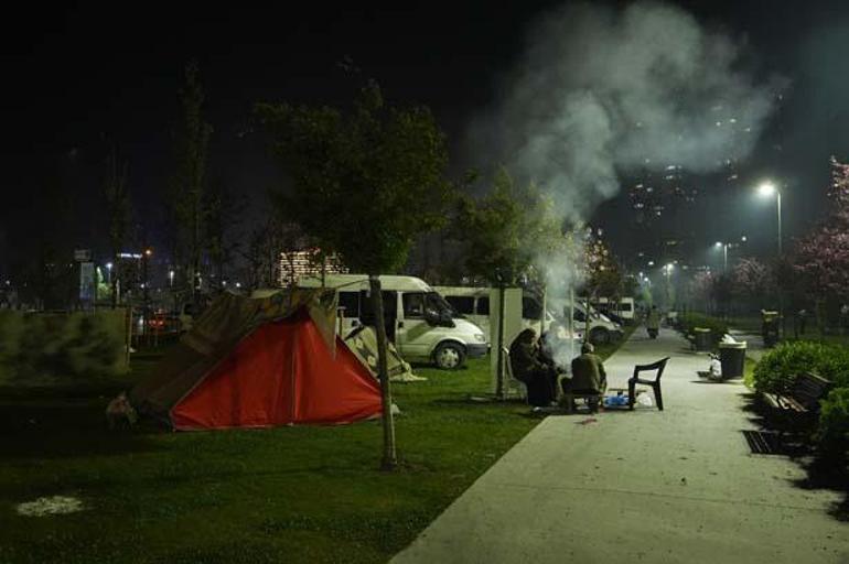 İstanbul'da zelzele korkusu yaşayan kimi vatandaşlar geceyi dışarıda geçirdi 3 istanbulda zelzele korkusu yasayan kimi vatandaslar geceyi disarida gecirdi 1 KCK2mShW