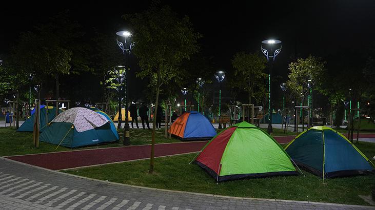 İstanbul'da zelzele korkusu yaşayan kimi vatandaşlar geceyi dışarıda geçirdi 1 istanbulda zelzele korkusu yasayan kimi vatandaslar geceyi disarida gecirdi eidzWIJY