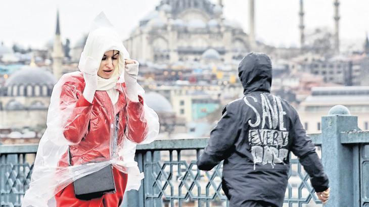 İstanbul’da zelzele sonrası fırtına alarmı: Camlar titriyor çatılar uçuyor 1 istanbulda zelzele sonrasi firtina alarmi camlar titriyor catilar ucuyor