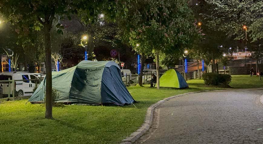 İstanbullular sarsıntı kaygısıyla bu geceyi de dışarıda geçirdi