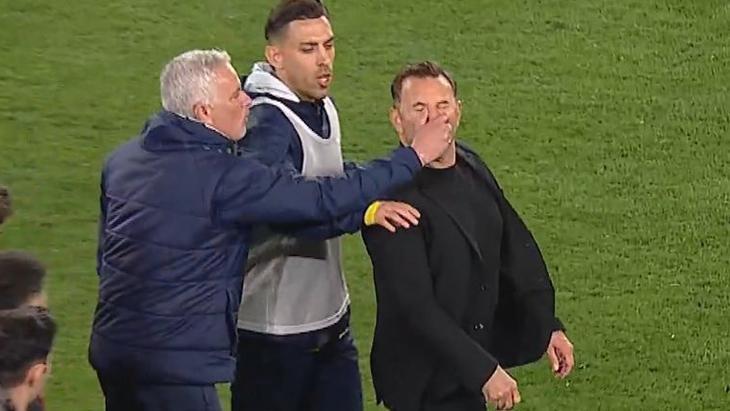 Jose Mourinho'nun Okan Buruk'a hareketi dünyada gündem oldu! 'Büyük çöküş' 1 jose mourinhonun okan buruka hareketi dunyada gundem oldu buyuk cokus b3Muj6b4