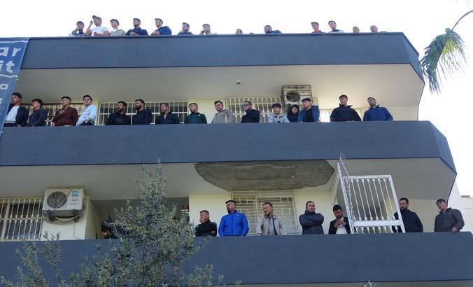 Mersin'de inanılmaz manzara! Balkon ve damlara akın ettiler 2 mersinde inanilmaz manzara balkon ve damlara akin ettiler 0 azt9SfBz