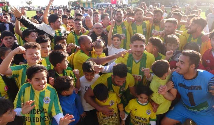 Mersin'de inanılmaz manzara! Balkon ve damlara akın ettiler 8 mersinde inanilmaz manzara balkon ve damlara akin ettiler 6 rqNNaeZ9