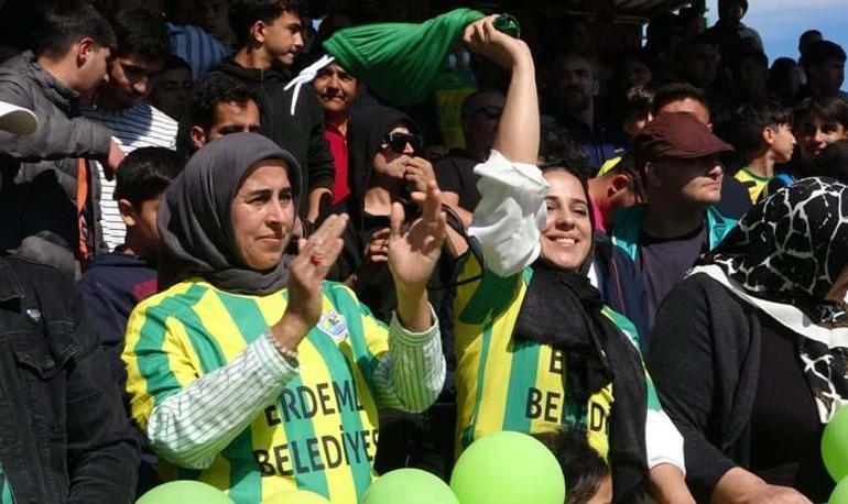 Mersin'de inanılmaz manzara! Balkon ve damlara akın ettiler 10 mersinde inanilmaz manzara balkon ve damlara akin ettiler 8