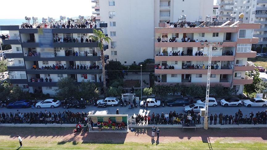 Mersin’de inanılmaz manzara! Balkon ve damlara akın ettiler