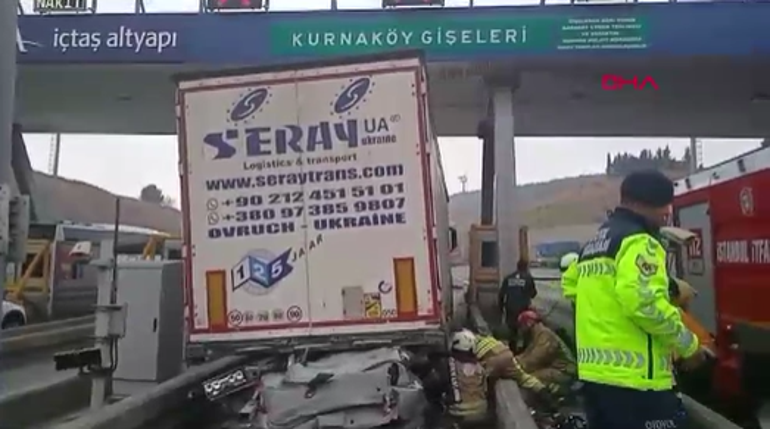 Pendik'te gişelerde vahim kaza! Araba TIR'ın altında girdi: Yaralılar var 4 pendikte giselerde vahim kaza araba tirin altinda girdi yaralilar var 2 hT6U4MOj