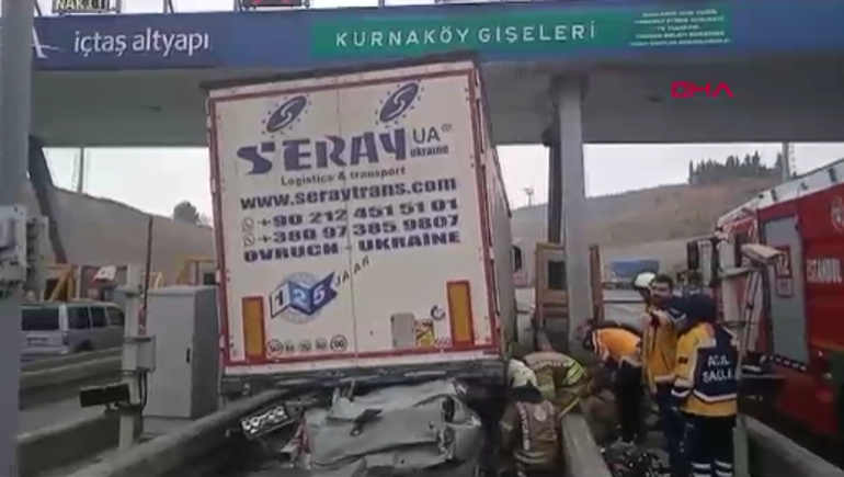 Pendik'te gişelerde vahim kaza! Araba TIR'ın altında girdi: Yaralılar var 5 pendikte giselerde vahim kaza araba tirin altinda girdi yaralilar var 3 a9SbfE8d