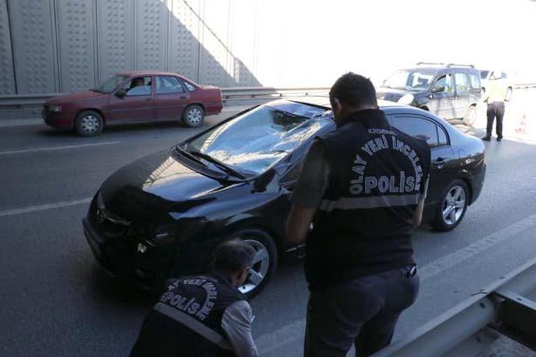 Polisten kaçarken üst geçitten atladı, arabanın üzerine düştü! Şoför şoka girdi 4 polisten kacarken ust gecitten atladi arabanin uzerine dustu sofor soka girdi 2 vHle8SbF