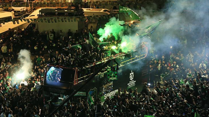 sampiyon kocaelispor taraftariyla bulustu ZHhFaWMW