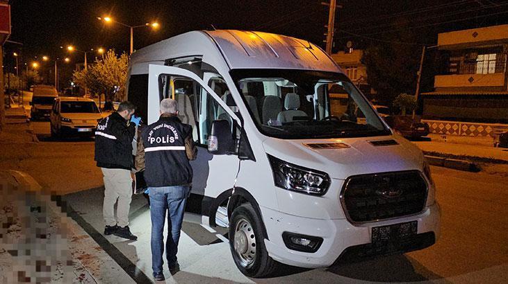 Servis minibüsünde dehşet! İş arkadaşını boynundan bıçakladı 1 servis minibusunde dehset is arkadasini boynundan bicakladi Yqi8Gh8p