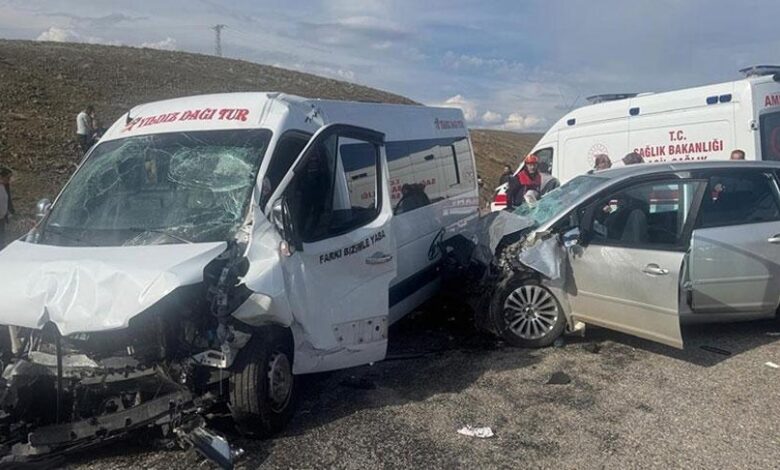 sivasta facia uzere kaza araba ile minibus carpisti 2 meyyit 16 yarali KSG6ENnr
