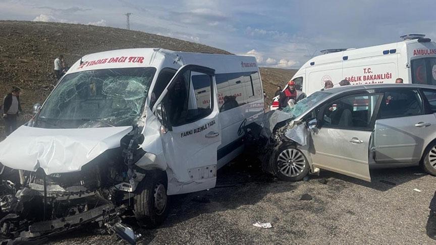 Sivas’ta facia üzere kaza! Araba ile minibüs çarpıştı: 2 meyyit, 16 yaralı