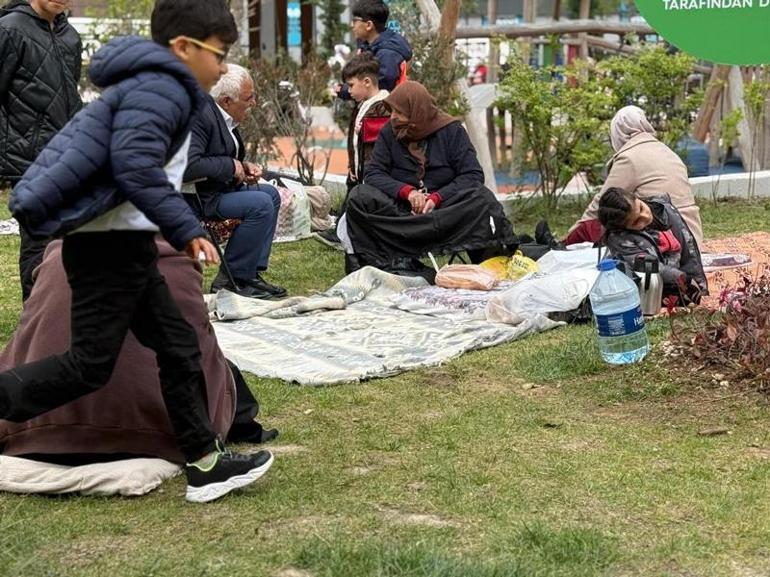 Son dakika: İstanbul'da zelzele paniği! Vatandaşlar parklara akın etti 6 son dakika istanbulda zelzele panigi vatandaslar parklara akin etti 4 zkcC4Bwu