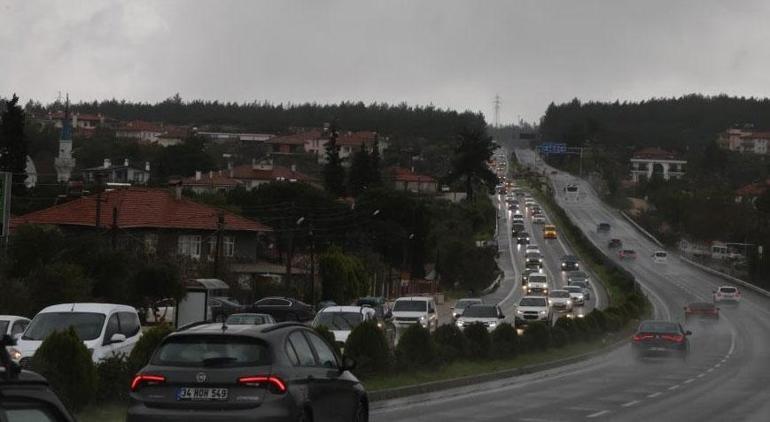 Tatilcilerin dönüş zahmeti başladı! Kilometrelerce kuyruk oluştu 2 tatilcilerin donus zahmeti basladi kilometrelerce kuyruk olustu 0