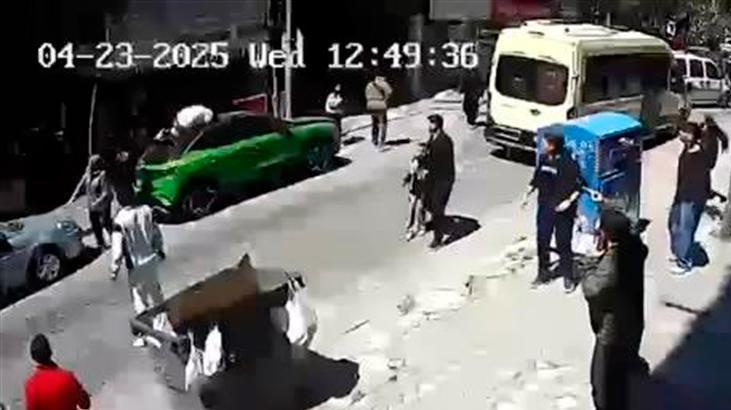 Zelzele anında 3. kattan atlayan kişi arabanın üzerine düştü 1 zelzele aninda 3 kattan atlayan kisi arabanin uzerine dustu iz4fFplA