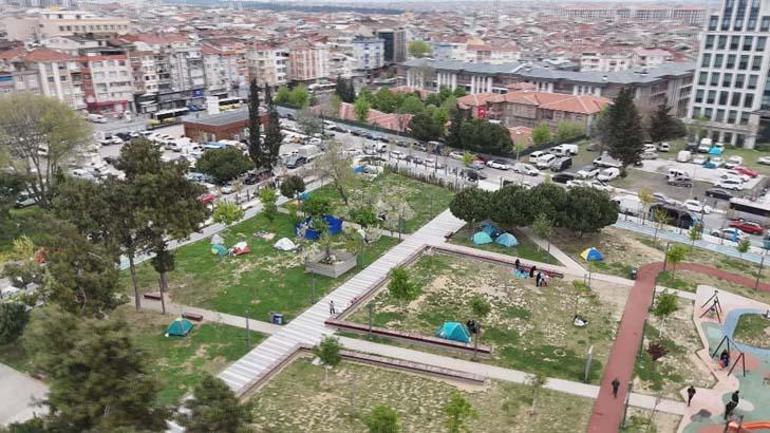 Zelzele korkusu yaşayan İstanbullular yeni günü çadırlarda uyandı 4 zelzele korkusu yasayan istanbullular yeni gunu cadirlarda uyandi 2 ATaewk17