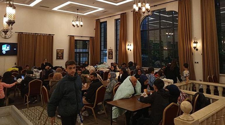 Zelzele korkusu yaşayan İstanbullular yeni günü çadırlarda uyandı 5 zelzele korkusu yasayan istanbullular yeni gunu cadirlarda uyandi 3 CNKszgh1