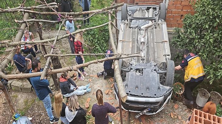 Zonguldak'ta feci olay! Park etmek istedi arabasıyla birlikte bahçeye düştü 2 zonguldakta feci olay park etmek istedi arabasiyla birlikte bahceye dustu 0 PgVjzaE8