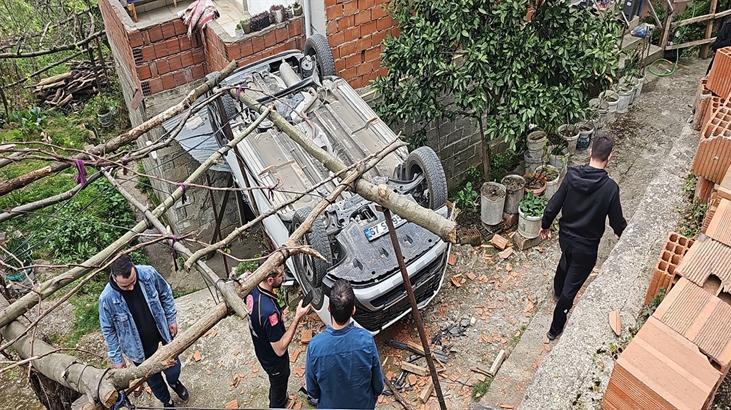 Zonguldak'ta feci olay! Park etmek istedi arabasıyla birlikte bahçeye düştü 4 zonguldakta feci olay park etmek istedi arabasiyla birlikte bahceye dustu 2 FhRRumew