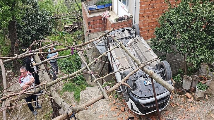 Zonguldak'ta feci olay! Park etmek istedi arabasıyla birlikte bahçeye düştü 5 zonguldakta feci olay park etmek istedi arabasiyla birlikte bahceye dustu 3 OMyPVutw