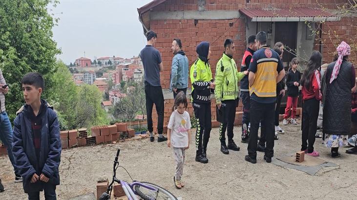 Zonguldak'ta feci olay! Park etmek istedi arabasıyla birlikte bahçeye düştü 7 zonguldakta feci olay park etmek istedi arabasiyla birlikte bahceye dustu 5 OcgtTpBT