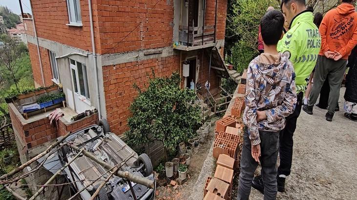 Zonguldak'ta feci olay! Park etmek istedi arabasıyla birlikte bahçeye düştü 1 zonguldakta feci olay park etmek istedi arabasiyla birlikte bahceye dustu