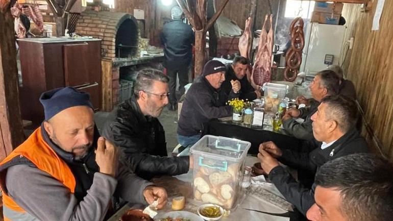 400 yıllık sır! Yalnızca cuma günleri açılıyor, Türkiye'nin dört bir yanından akın ediyorlar 3 400 yillik sir yalnizca cuma gunleri aciliyor turkiyenin dort bir yanindan akin ediyorlar 1 FmNRKJqg
