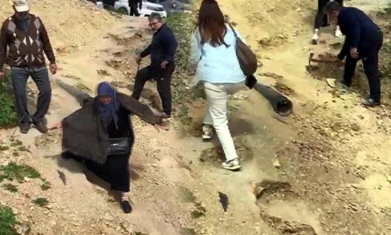8 metrelik tepede! Hastaneye gidenler çukurları görünce şoke oluyor 1 8 metrelik tepede hastaneye gidenler cukurlari gorunce soke oluyor TDJVRcjO