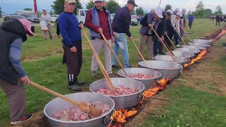 80 yıllık gelenek! Binlerce kişi kente akın etti: 60 kazan yan yana pişirildi 2 80 yillik gelenek binlerce kisi kente akin etti 60 kazan yan yana pisirildi 0 WgbtOnZF