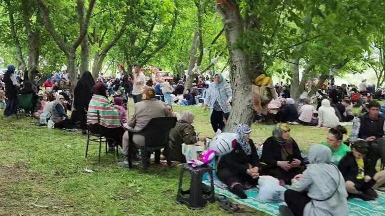 80 yıllık gelenek! Binlerce kişi kente akın etti: 60 kazan yan yana pişirildi 3 80 yillik gelenek binlerce kisi kente akin etti 60 kazan yan yana pisirildi 1