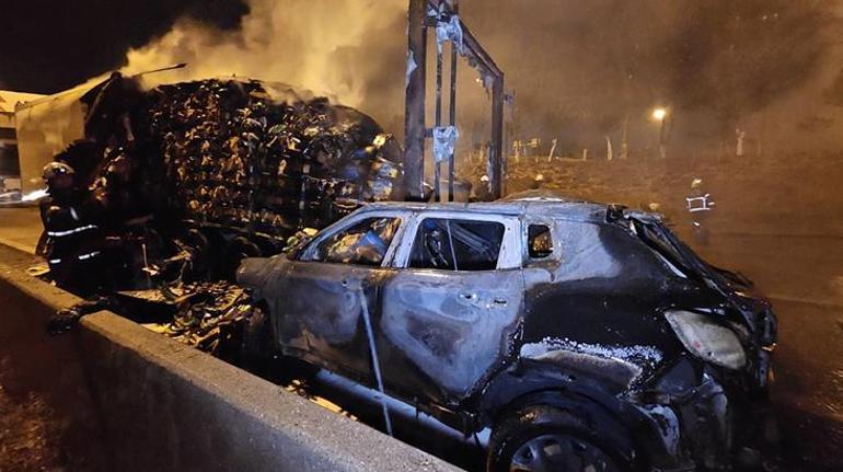 Adana'da feci kaza! TIR'a çarpıp alev alan arabadakileri etraftakiler kurtardı 2 adanada feci kaza tira carpip alev alan arabadakileri etraftakiler kurtardi 0 1TpUmO7E
