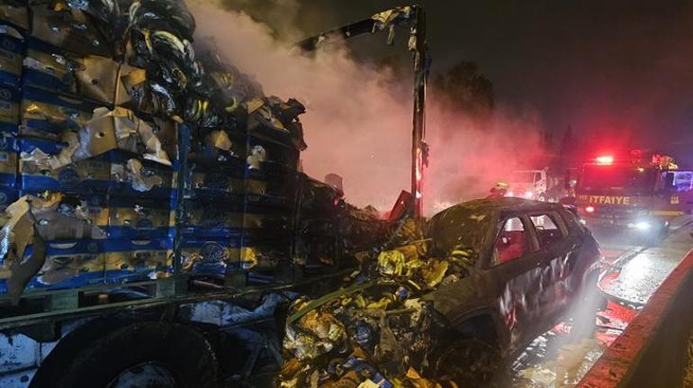 Adana'da feci kaza! TIR'a çarpıp alev alan arabadakileri etraftakiler kurtardı 3 adanada feci kaza tira carpip alev alan arabadakileri etraftakiler kurtardi 1 Eb9VgSUe