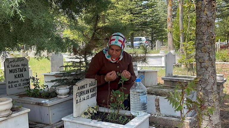 Anneler Günü'nü bebeğinin mezar taşını öperek geçirdi 2 anneler gununu bebeginin mezar tasini operek gecirdi 0 UA4YTvMw