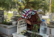 anneler gununu bebeginin mezar tasini operek gecirdi Udu1Lyfg