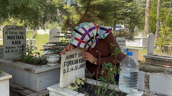 Anneler Günü'nü bebeğinin mezar taşını öperek geçirdi 1 anneler gununu bebeginin mezar tasini operek gecirdi Udu1Lyfg