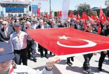 ataturku temsil eden bayrak tutun iskelesinden karaya cikartildi MrUOx5al