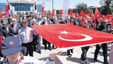 ataturku temsil eden bayrak tutun iskelesinden karaya cikartildi MrUOx5al