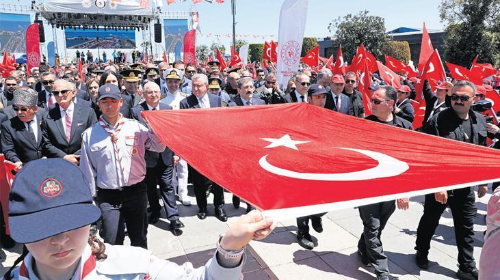 Atatürk’ü temsil eden bayrak Tütün İskelesi’nden karaya çıkartıldı 1 ataturku temsil eden bayrak tutun iskelesinden karaya cikartildi