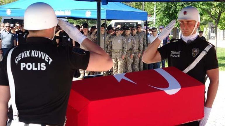 Babalarına, üniformasını giyerek veda ettiler! Gözyaşları sel oldu 2 babalarina uniformasini giyerek veda ettiler gozyaslari sel oldu 0