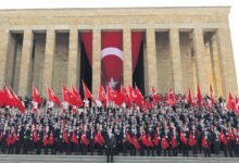 bakan bak genclerle birlikte anitkabirdeydi emanetiniz emin ellerde EyMvHXXi