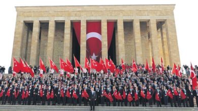 bakan bak genclerle birlikte anitkabirdeydi emanetiniz emin ellerde EyMvHXXi