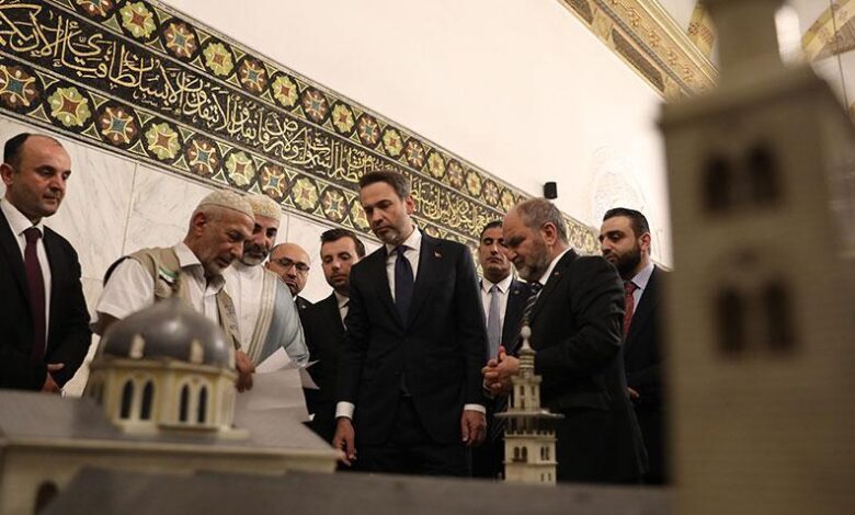 Bakan Bayraktar Şam'da Emevi Mescidi'ni ziyaret etti 1 bakan bayraktar samda emevi mescidini ziyaret etti MWnlmrzc