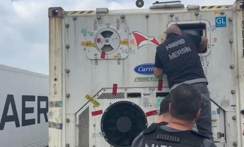 Bakan Yerlikaya duyurdu! Mersin’de 28 kilo kokain ve 680 litre sıvı metamfetamin ele geçirildi 1 bakan yerlikaya duyurdu mersinde 28 kilo kokain ve 680 litre sivi metamfetamin ele gecirildi Pxla4yUh