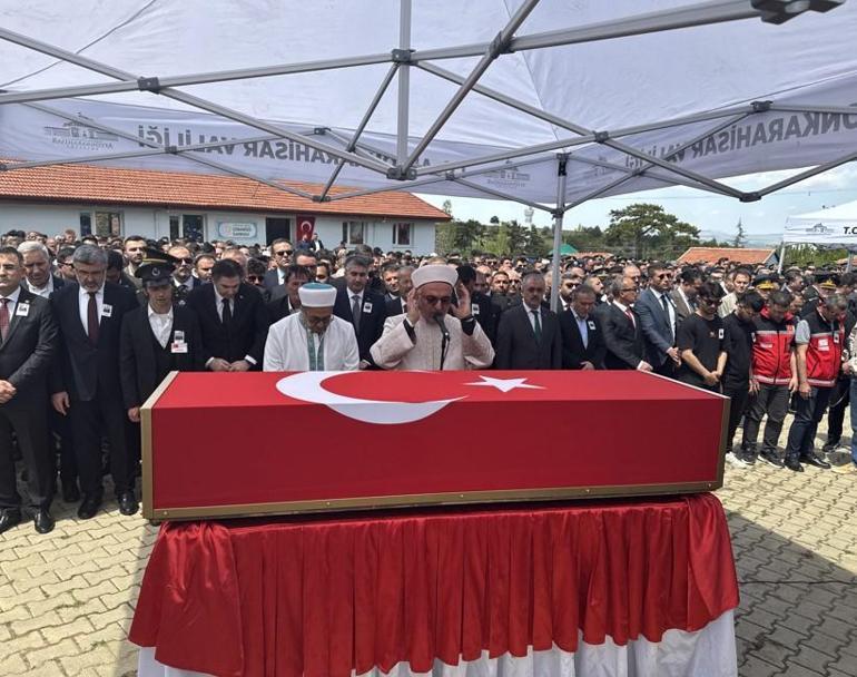 Bayan kumandan, şehit kızının isteğini ağlayarak yerine getirdi! 'Toplu iğne babama batıyor' 2 bayan kumandan sehit kizinin istegini aglayarak yerine getirdi toplu igne babama batiyor 0 XizJ1lOz